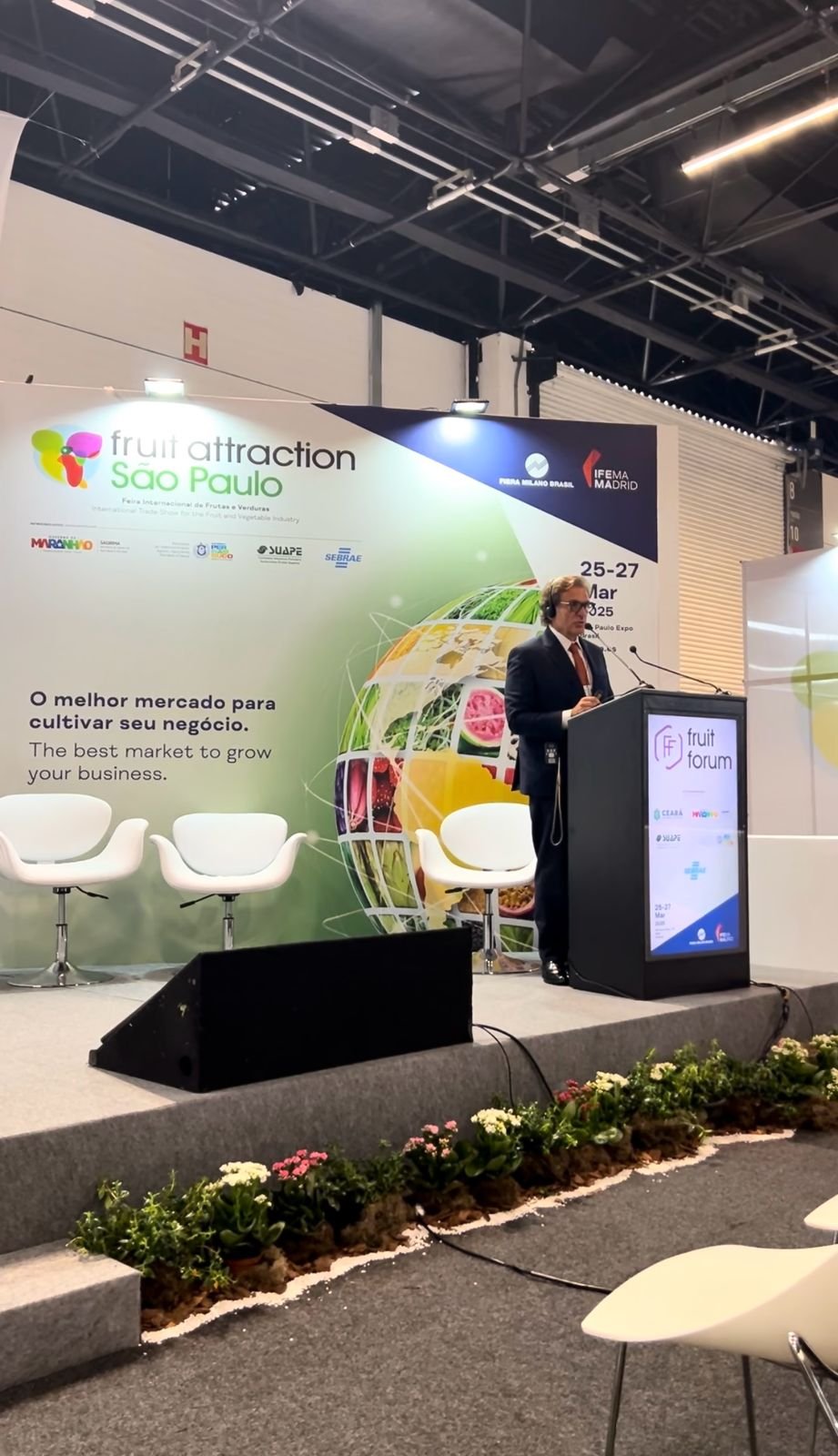 Eduardo Diamantino palestra sobre oportunidades tributárias em feira internacional.